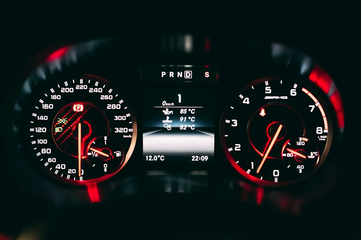 سرعت‌سنج آنالوگ مشکی و قرمز