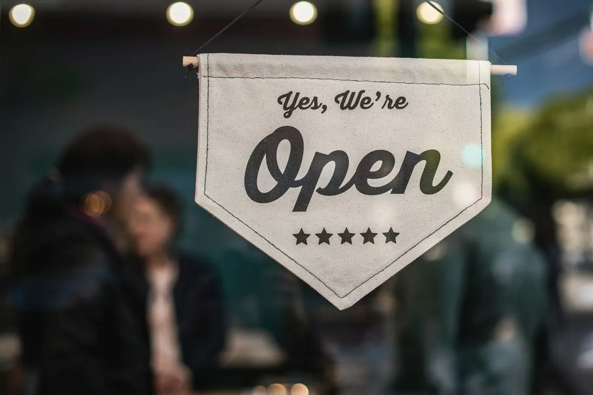 تابلوی سفید Open روی در مغازه